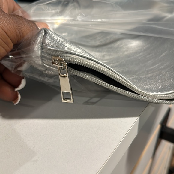 Reversible handbag with gold on one side and silver on the other - Picture 6 of 14